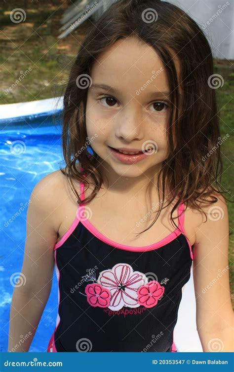 Petite Fille Dans Le Maillot De Bain Photographie Stock Libre De Droits