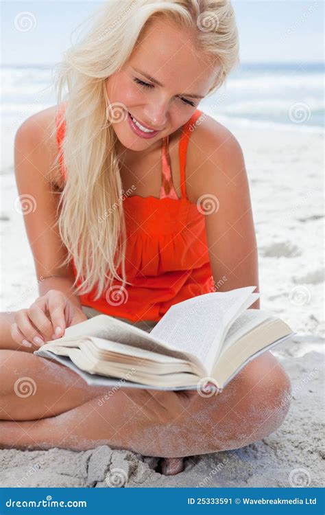 Jeune Femme Blonde Lisant Un Livre Tout En Se Reposant En Tailleur Dessus Image Stock Image Du
