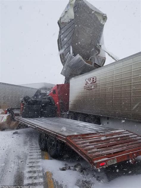 Snowy Wyoming Highway Pileup Kills 3 Injures Dozens Daily Mail Online