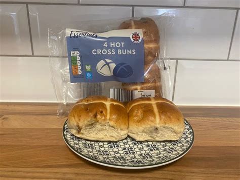 I Tried The Cheapest Hot Cross Buns From Aldi Sainsbury S Tesco And