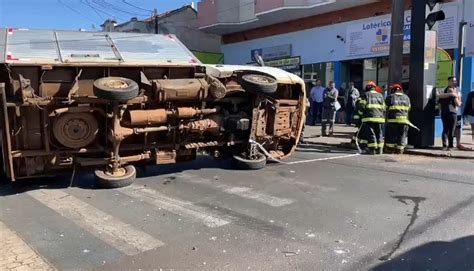 Caminh O Ba Tomba Depois Ser Atingido Por Carro No Centro De