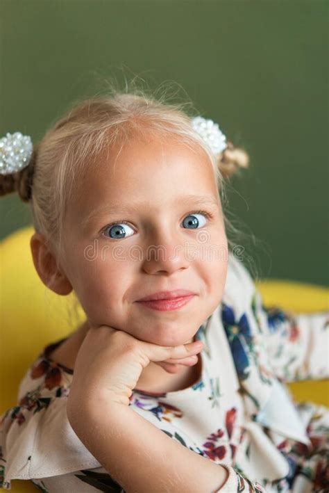 Leuk Blonde Blonde Met Felle Emoties Aandacht Geheimhouding Geheimzinnige Stilte Interesse