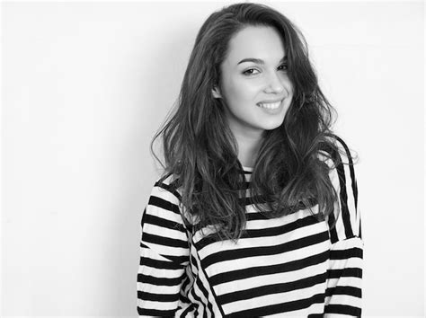 Retrato Do Modelo De Menina Jovem Morena Linda Maquiagem Nude Em Roupas De Ver O Hipster