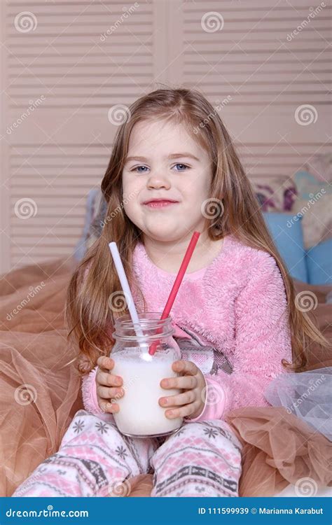 Une Gentille Petite Fille Blonde Sur Le Lit Image Stock Image Du Visage Nourriture