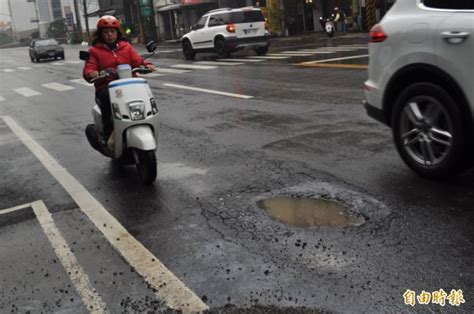 慘！不堪「雨擊」 桃園道路坑洞這1個月通報6168件 生活 自由時報電子報