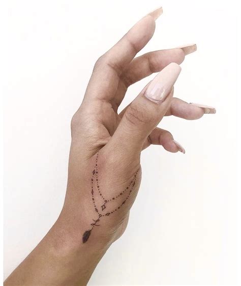 Pin De Rem En Tattoos Tatuaje De Pulsera Tatuaje De Rosa En La Mano