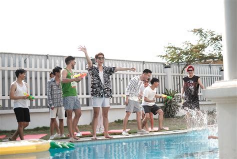 hot boy Người ấy là ai nắm tay kê đầu cực tình cảm trong tập đặc biệt