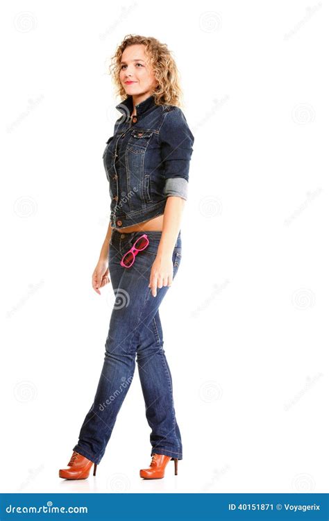 Blonde Hermoso De La Mujer Joven Que Coloca El Cuerpo Completo En Aislante De Los Vaqueros