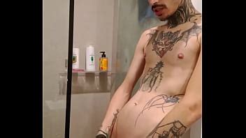Masturbándose después de la ducha gran polla flaco tatuado XVIDEOS