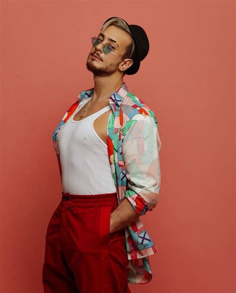 ᒲ on Twitter He Looks gay