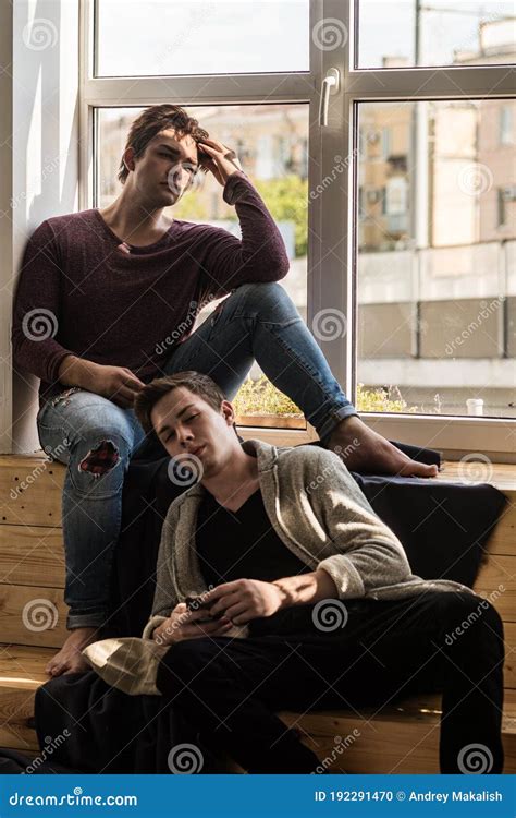 Dulce Pareja Gay Enamorada Foto De Archivo Imagen De Hombres