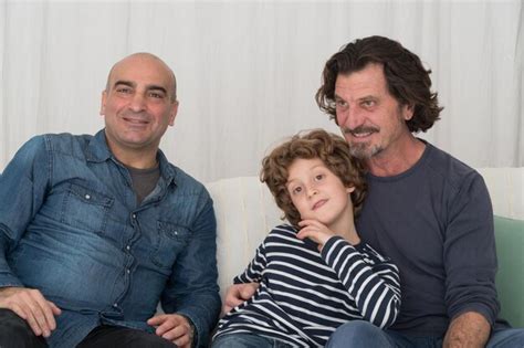 Una Pareja Gay Con Un Hijo Sentados En El Sof En Casa Foto Premium