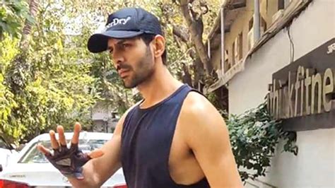 Sexy Munda Paps Compliment Kartik Aaryan As He Gets Clicked Post