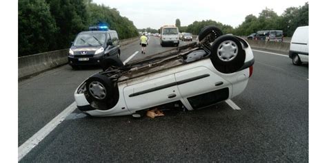 Autoroute A Cr Ches Sur Sa Ne Une Voiture Fait Des Tonneaux Sur L