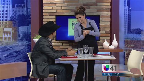 Las Cosas Se Ponen Calientes En Nuestra Mesera Latina Famosos Univision