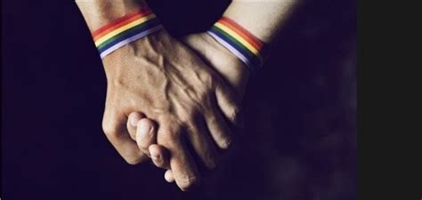 Vigilante diz para casal gay parar de se beijar e é afastado do cargo