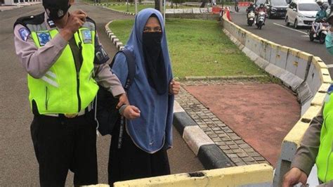 Perempuan Yang Bawa Pistol Di Depan Istana Presiden Todongkan Senjata