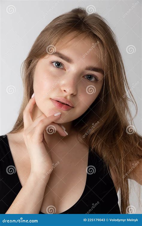 Closeuse Belle Adorable Jeune Fille En Lingerie Noire Posant Isol E Sur Fond Studio Gris Beaut