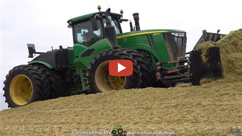 Maissilage Mit Einem Claas Jaguar 960 Als Abfahrer John Deere Und