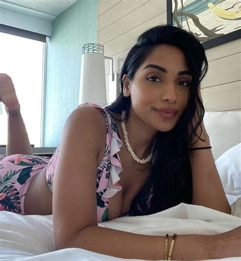 Beautiful MILF Scrolller