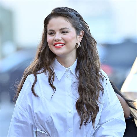 Selena Gomez Y El Vestido Estampado De Flores Color Rojo Ideal Para