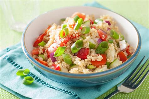 Salade Saine De Couscous Avec La Ciboulette D Oignon De Concombre De