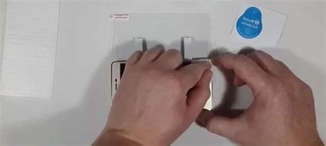 Показываю как правильно клеить защитное стекло с помощью стикеров ...