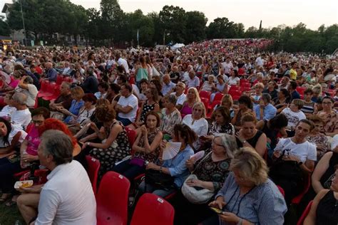 Bagno Di Folla A Campo Marte Per Gianni Morandi Giornale Di Brescia