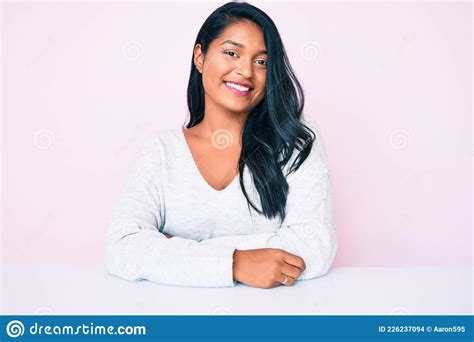 Bella Joven Latina De Cabello Largo Con Ropa Casual Sentada En La Mesa