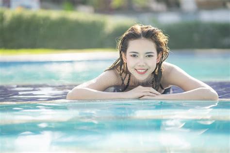 Las Mujeres Hermosas De Asain Con El Bikini Disfrutan De Vacaciones De Verano En La Piscina Foto