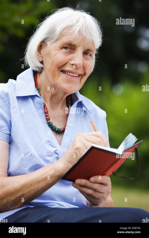 Femme De 80 Ans Banque De Photographies Et Dimages à Haute Résolution