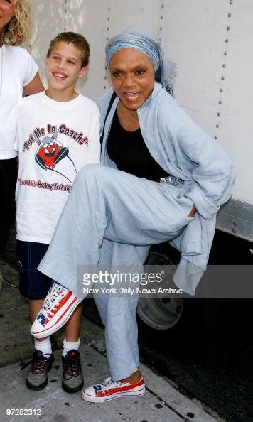 Eartha Kitt Accompanied By Grandson Jason Shows Off Her Red White Nachrichtenfoto Getty