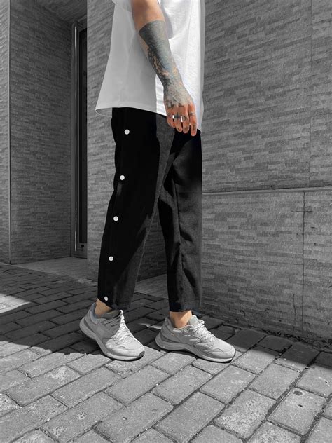 Мужские Черные Штаны Мом из Микровельвета с Кнопками и Скрытым Принтом ...