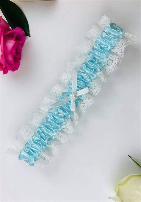 Brudestrømpe blonder hvid og blå strømpebånd hvid sløjfe og perle blonde strømpebånd