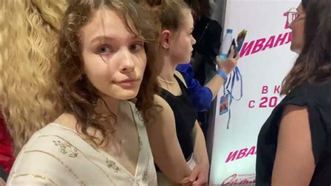 Перед выходом на красную дорожку премьеры Тур с Иванушками. Лиза Квинс ...