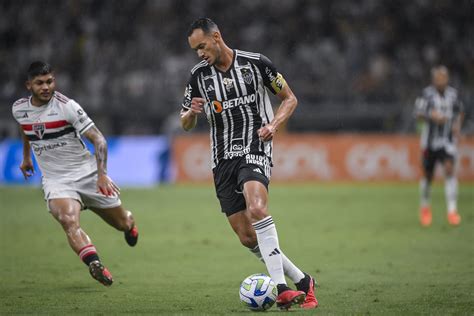 gol no apagar das luzes Atlético MG vence o São Paulo e segue vivo