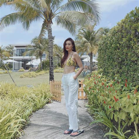 Ninh Dương Lan Ngọc diện bikini khoe body nóng bỏng nhưng fan chỉ soi đôi chân