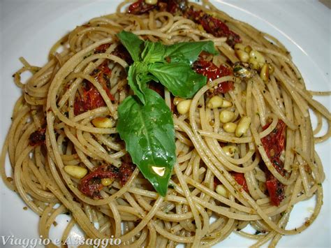 Spaghetti Integrali Al Pesto Di Nocciole Con Pomodorini Secchi E Pinoli