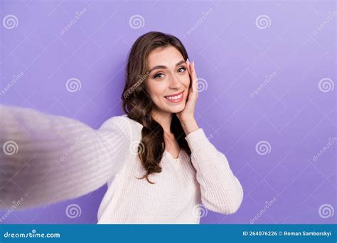 Foto Selfie De La Joven Adorable Guapa Dama El Cabello De Brunette Lleva El Nuevo Pullover