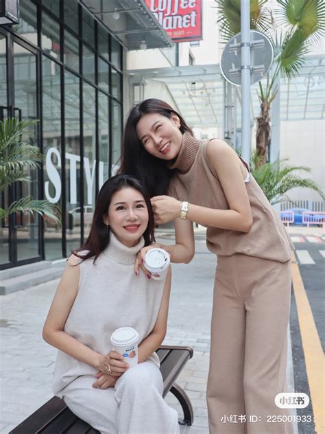 Bà mẹ U60 trẻ đẹp như hot girl chụp ảnh cùng con gái mà cứ ngỡ là chị em khiến dân tình ngỡ