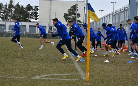 Arbeit In Der Neuen Sporthalle Und Auf Dem Spielfeld Kiewer Mannschaft