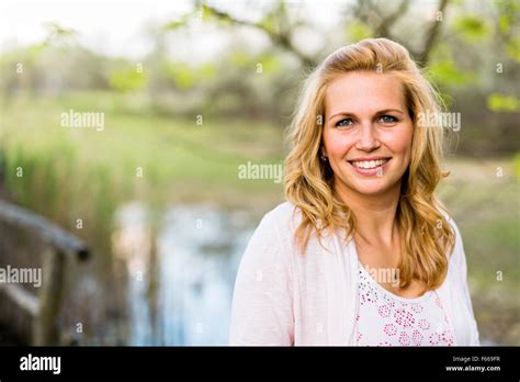 Belle Femme Blonde Dans La Nature Photo Stock Alamy