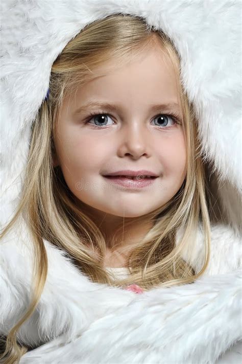 Petite Fille Blonde Dans Un Chapeau De Fourrure Blanc Image Stock Image Du Amusement Beau