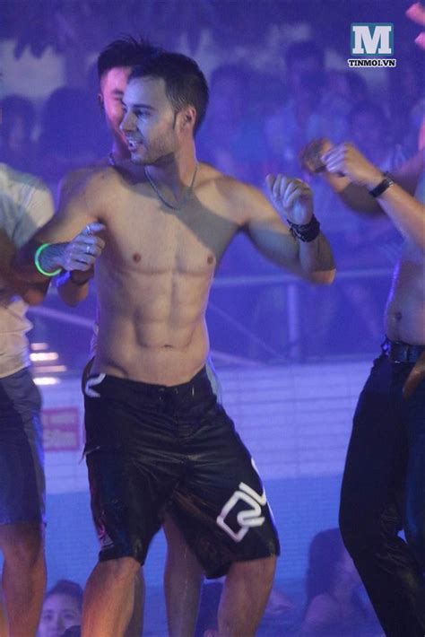 Cận cảnh tiệc bikini bỏng mắt tại Hà Nội Tinmoi