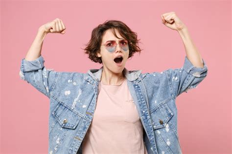 Mujer Joven Fuerte De Brunette Con Gafas Casuales De Chaqueta De Denim Posando Aislado En