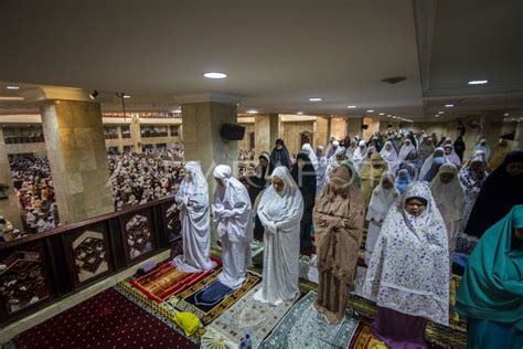 Shalat Tarawih Pertama Di Banjarmasin Antara Foto