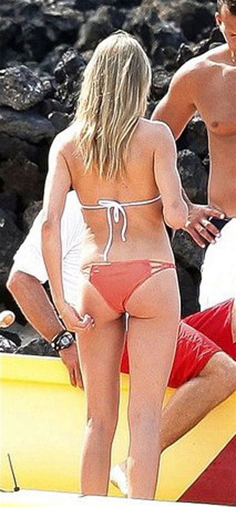 Cameron Diaz Exposing Fucking Sexy Body And Hot Ass In Bikini On Beach Porn Pictures XXX Photos