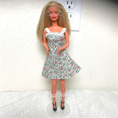 Mattel Toys 976 Mattel Laughing Barbie Blonde Hair Blue Eyes Knees Bend Twist N Turn Body