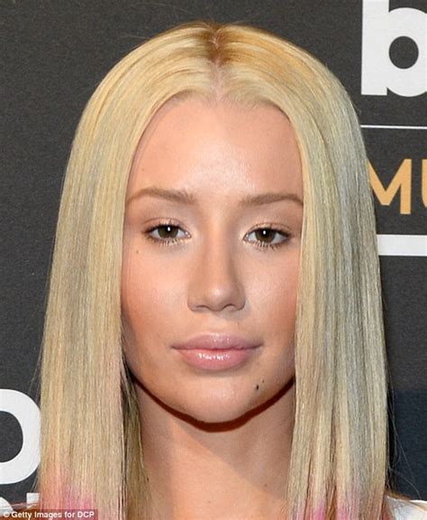 Iggy Azalea Takes Instagram Selfie With Cosmetic Surgeon Who Did Her Boob Job Daily Mail Online