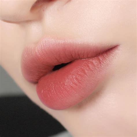 Mang tông nude nhưng lại tươi tắn không làm bợt da chẳng trách cây son này được các cô nàng